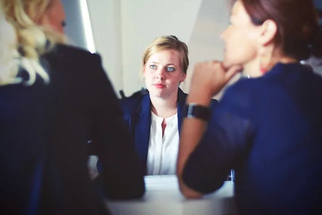 Conflict op het werk: oorzaken en oplossingen